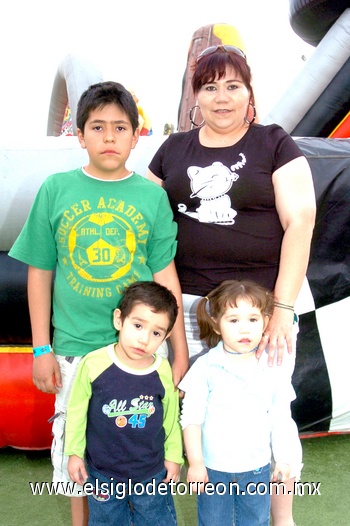 14042010 Santiago, Mar Lizbeth, Eduardo y Brisa.