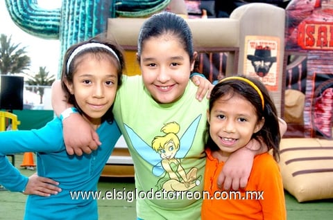 14042010 Abril Selene Rojo, Mariana Echeverría y Dana Paola Rojo.