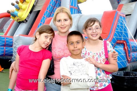 14042010 Familia. Guillermina Carbajal, Angely Guerra, Alfonso Arias y Natalia Guerra.