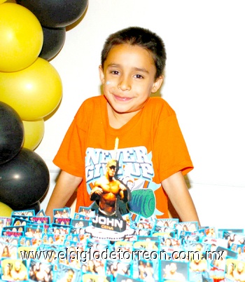 14042010 Luis Ricardo Cepeda Gutiérrez lució muy contento en su fiesta de siete años de edad.
