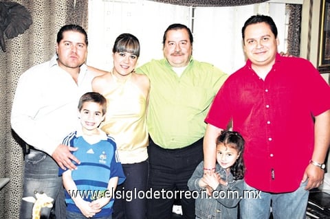 15042010 En el cumpleaños de Donaldo Ramos Torres con sus hijos Daniel, Paulina y Donaldo y sus nietos Daniel y Ana Paola.
