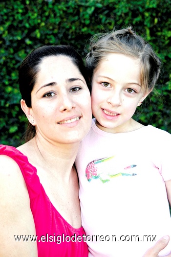 14042010 Lily Zúñiga de Villarreal y su hija Luisa.