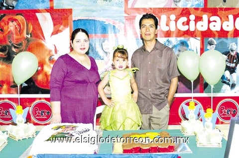 15042010 Fátima Luévano Arias el día de su piñata de cuatro años de vida, junto a sus papás Esmeralda Arias Guerrero y David Luévano Enríquez.