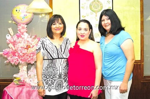 14042010 Jatziri Leal de Carrillo el día de su fiesta de canastilla acompañada de las organizadoras: Martha Estela Berna de Carrillo y Cynthia Estela Carrillo de Martínez.