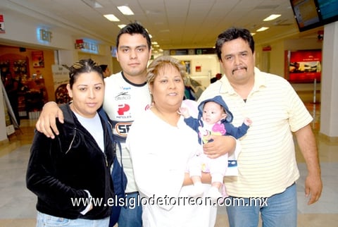 14042010 Tijuana. Diana Franco y Diana Victoria Díaz fueron despedidas por Yadira Franco, Juan Antonio Medina y Juan Antonio hijo.