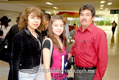 14042010 Guadalajara. AlondraAlcalá Cisneros fue recibida por sus padres Irma y Arturo.
