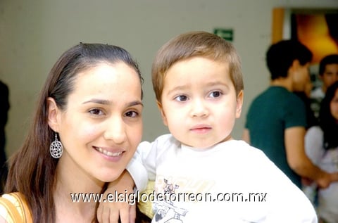 15042010 Viajero. Paty y Luis Eduardo despidieron a un familiar.