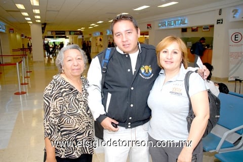 15042010 Madrid. Álvaro González fue despedido por su  abuelita Yolanda y su mamá Juani.