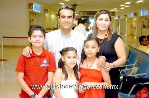 15042010 China. Carlo Rodríguez fue despedido por su esposa y sus hijos.
