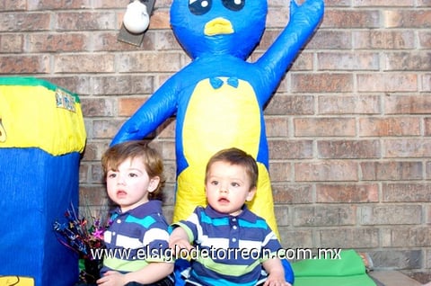 16042010 Franco y Luka Rivera Padilla en la piñata que les prepararon con motivo de su primero y segundo año de vida, respectivamente.