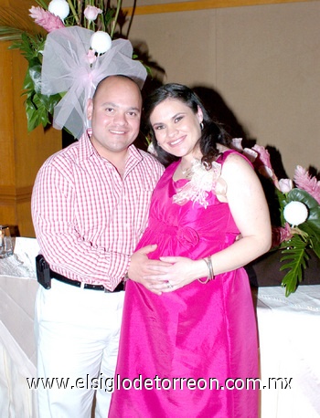 16042010 Marco Antonio Morán Pérez, asistió a la recepción que le ofrecieron a su esposa Ana Lucía Villarreal porque en el mes de mayo dará a luz a sus gemelitos.