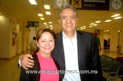 16042010 Guadalajara. Josefina de López acudió al aeropuerto a despedir a Federico López.