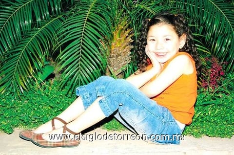 18042010 Daniela Armendáriz posó muy linda para una fotografía.