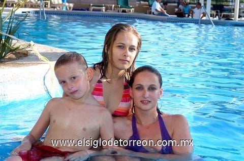 17042010 Leslie Couture, Doriane y Julien.