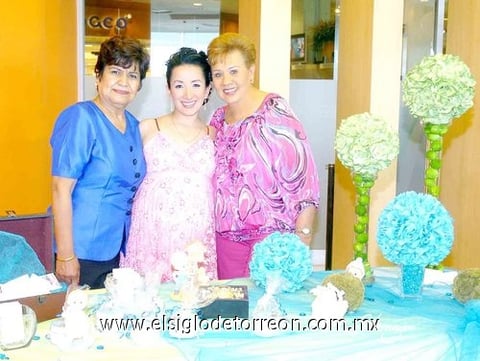17042010 Lupita acompañada por las organizadoras de su festejo de canastilla: María Guadalupe F. de De la Garza y María Eugenia García de Caro.