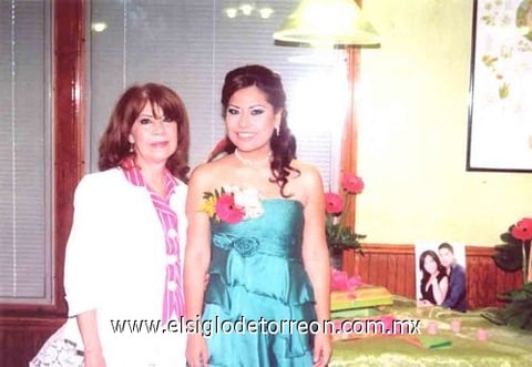 18042010 Cynthia Marcela junto a su mamá Sra. Esperanza Reza de Guerrero.