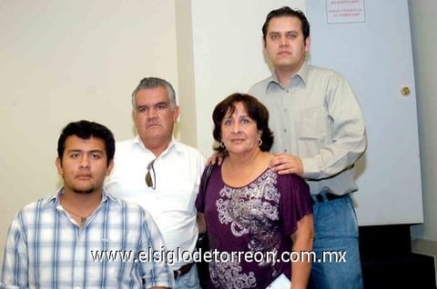 17042010 Familia.  Julio Manuel, Julio, Esther y Pedro.