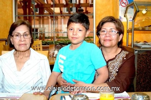 18042010 Velia González, Roberto Estrada y Laura González.