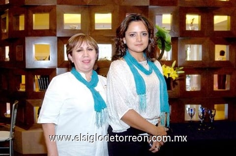 18042010 Lupita de Flores, presidenta de la Asociación de Clubes de Jardinería y Paty de Díaz Flores.