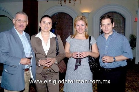 18042010 David Leal, Shirle Carbajal, Claudia Palacios y Severino González.