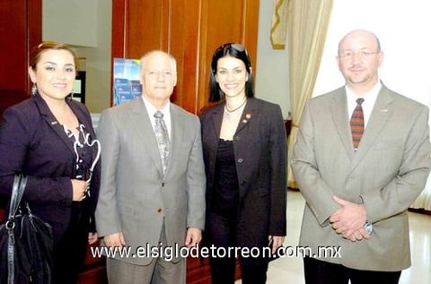 18042010 Bienvenido. El embajador de Palestina en México, Said Hamad, acompañado de Karina Ortiz, Carine Alid y Ángel de la Campa.