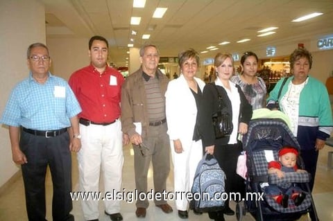 17042010 Los Ángeles. Ana Luisa Gómez, Beatriz Pérez, Esther Gómez, Jaime Gómez Jr., Margarita González y Jaime González, fueron despedidos por Liliana Gómez.