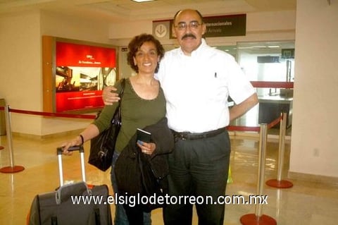 17042010 España. Elsa Alicia de la Rosa fue recibida por su esposo Jorge Marín.