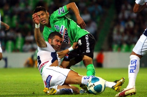 'El Cepillo' Peralta tuvó muy pocas oportunidaes ante la recia marcas de los gladiadores.