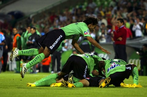 Un agónico gol en tiempo de descuento de Iván “Guti” Estrada, le dio el triunfo 2-1 a Santos Laguna sobre los Gladiadores del San Luis, además de calificarlos a la fiesta grande del futbol mexicano.