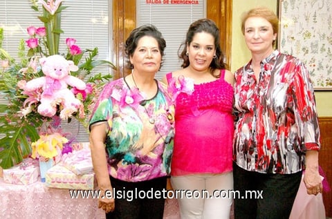 20042010 Almendra Holguín de Acosta espera a su segundo hijo y fue agasajada por Andrea Holguín y Edna Acosta.