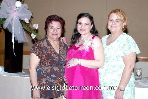 20042010 Acompañada de Patricia Torre y Mily Morán, aparece la futura mamá Ana Lucía Villarreal Torre.