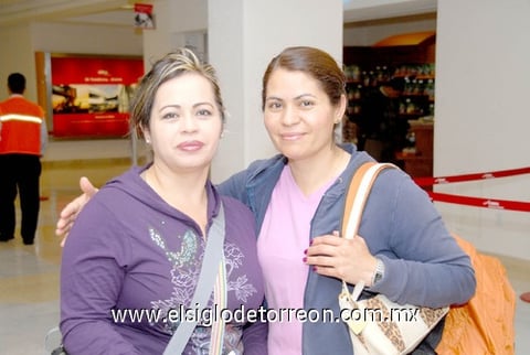 19042010 Denver. Isabel Swart fue despedida por su hermana Lupita Saldívar.