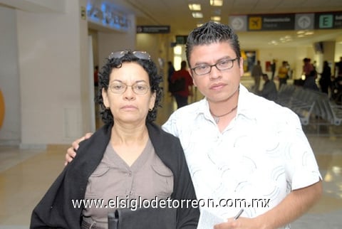 19042010 Washington. María Belem fue despedida por Juan Domínguez.
