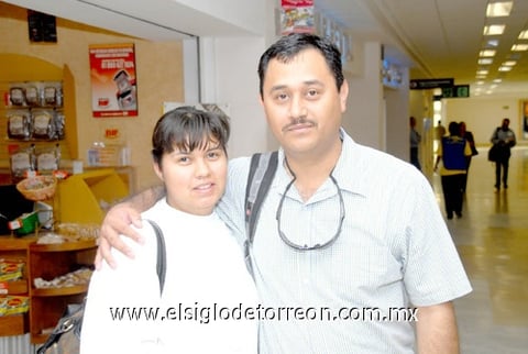 19042010 Hermosillo. Nancy Vargas despidió a Rodolfo Rodríguez quien realizó un viaje de negocios.