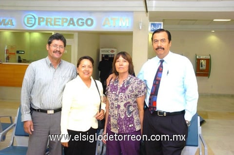 20042010 México. Rebeca de León y Rosa Delia de León van de visita con sus familiares, las despidieron sus respectivos esposos, señores Ismael Sotelo y José Luis García.