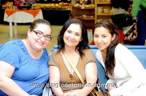 20042010 Madrid. Rocío Vásquez, Margarita Bravo y Paola Quiñones.