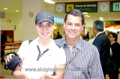 20042010 Vallarta. Nuri Ortiz recibió en el aeropuerto  a Ernesto López.