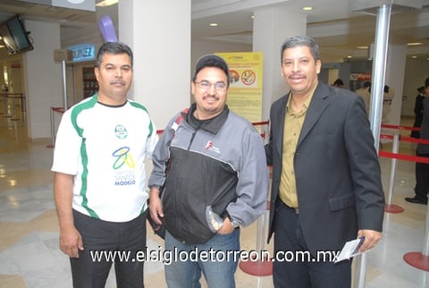 21042010 Houston. Eduardo Cantú y Nahum Méndez se despidieron de Joaquín González.