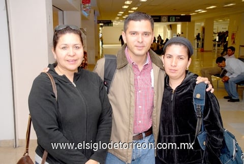21042010 Tijuana. Miriam Vargas y Sonia Salas despidieron a Isaías Álvarez.