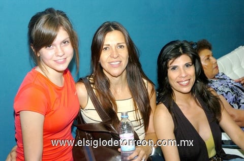 22042010 María Mónica Martínez, Dora de Martínez y Angélica Martínez, presentes en un evento inaugural.