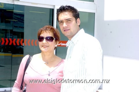 22042010 México. Martha despidió a su hijo Javier Macossay.