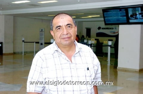 22042010 Distrito Federal. Pedro López se despidió de sus seres queridos para regresar a México.
