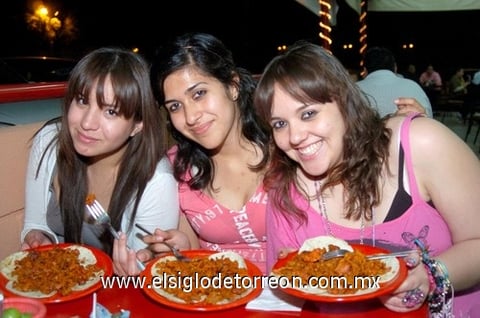 24042010 ¡Qué delicia! Corina, Fer y Cecy.