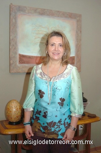24042010 Muy felicitada. Patricia de González en su cumpleaños.