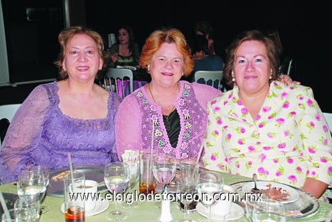 24042010 Rita González, Patricia Torre y Pilar Medrano disfrutaron de reciente festejo.