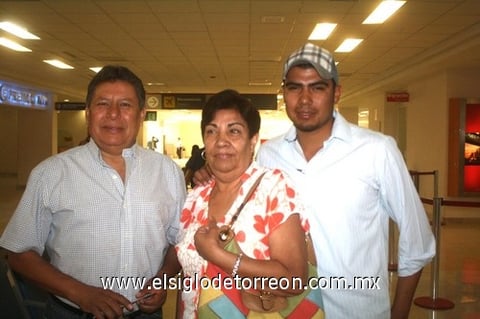 24042010 Viajeros. Raúl Muñiz y Concepción Arellano se despidieron de su hijo Raúl.