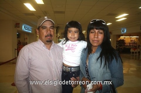 24042010 México. Luis Enrique Zapata, la pequeña Paula y Juany de Zapata, viajaron en familia al Distrito Federal, por lo que se despidieron de sus seres queridos.