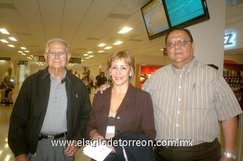 24042010 Puebla. Servando Regalado, Rocío de Villalobos y César Villalobos.