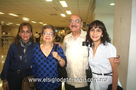 24042010 México. Zoila de Pérez Merodio, Myriam y Diana se despidieron de Sergio Pérez Merodio.
