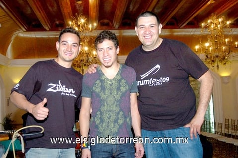 25042010 Aficionados por la música. Alex Gómez, Fernando Ruvel y Absalom Ruiz.
